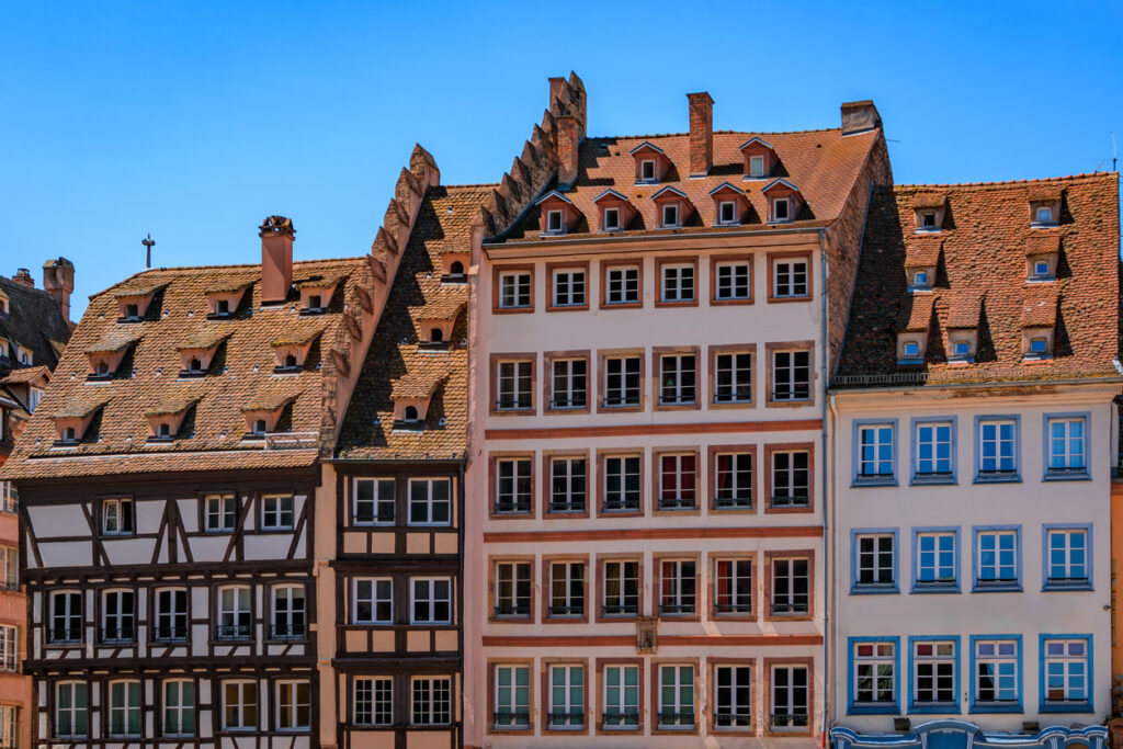 Maisons traditionnelles à colombages aux toits pentus dans le centre historique de la Grande Île à Strasbourg.