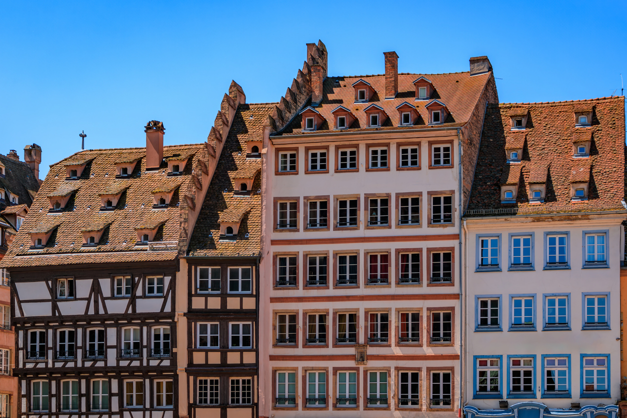 Maisons traditionnelles à colombages aux toits pentus dans le centre historique de la Grande Île à Strasbourg.