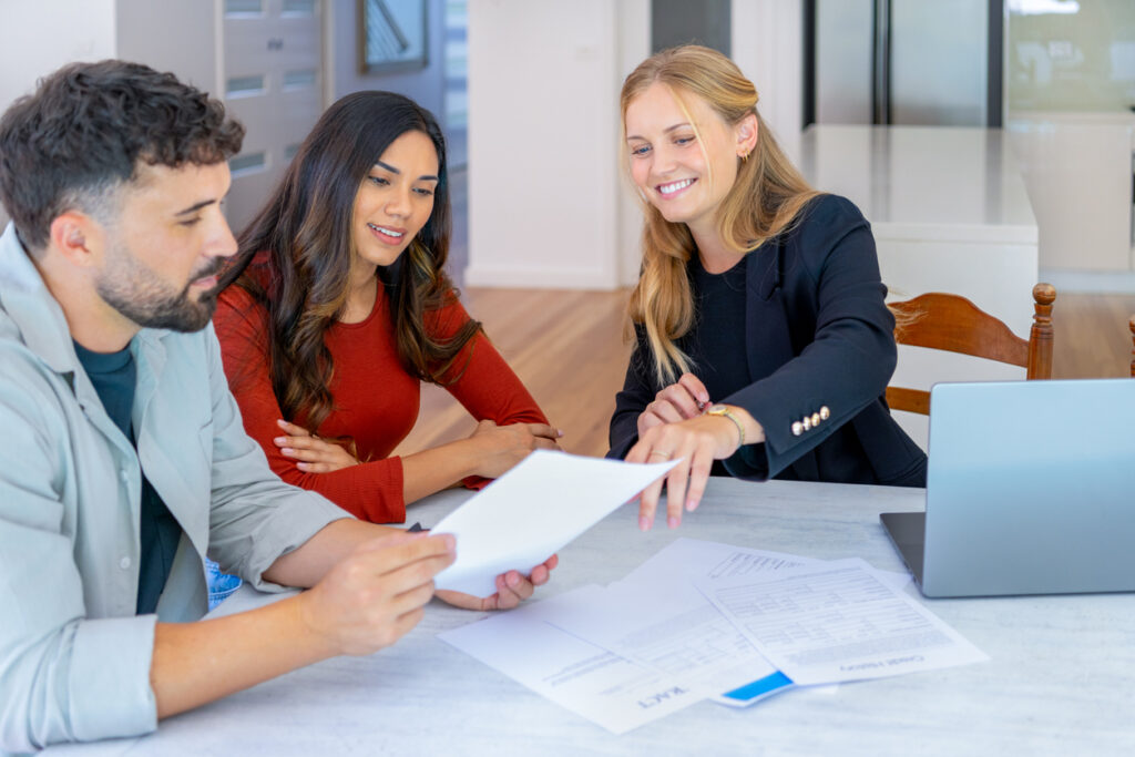 agent immobilier qui conseille un couple