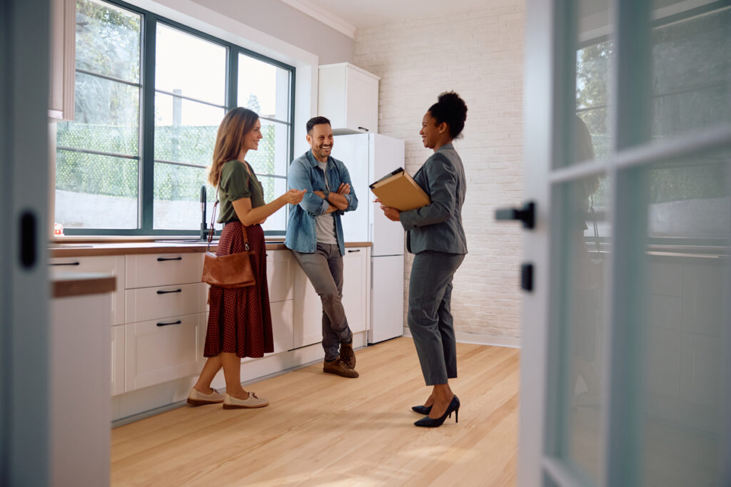 couple agent immobilier achat maison accompagnement projet immobilier