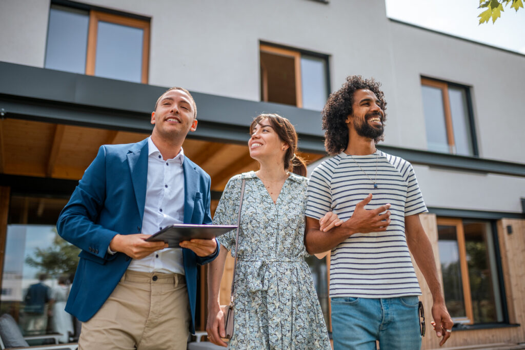 visite maison agent immobilier couple tablette informations bien immobilier