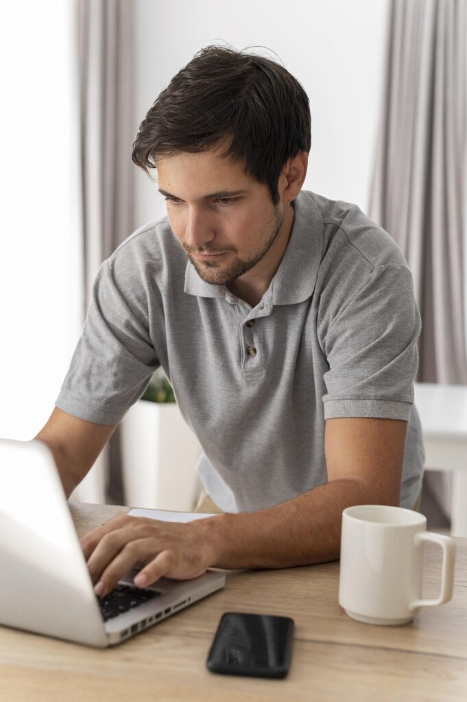 homme bureau travail projet immobilier gestion professionnel