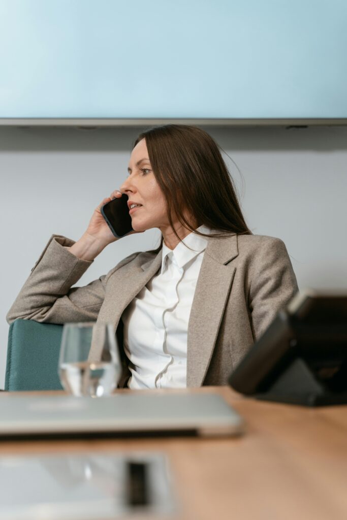 femme téléphone immobilier accueil client professionnalisme agence