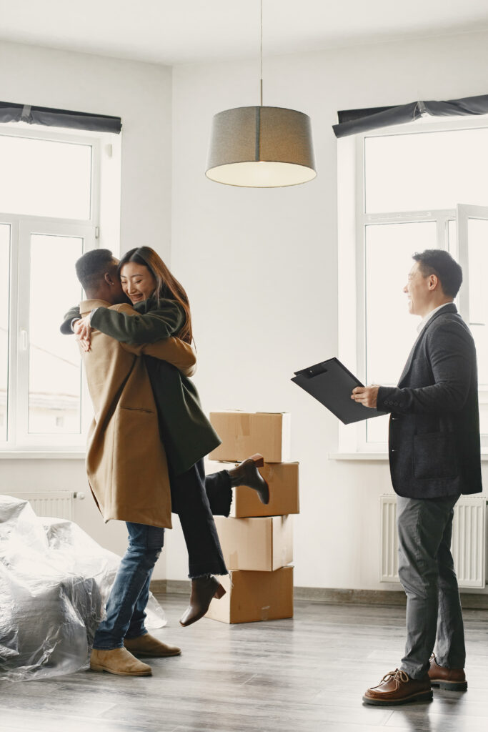 agent immobilier visite appartement couple logement lumineux projet immobilier